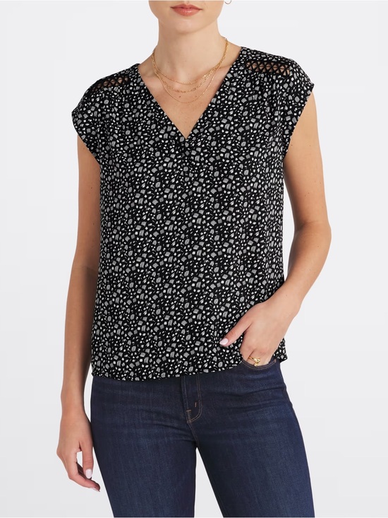 Daniel Rainn Tops - Daniel Rainn Black and White V-Neck Cap Sleeve Printed Blouse